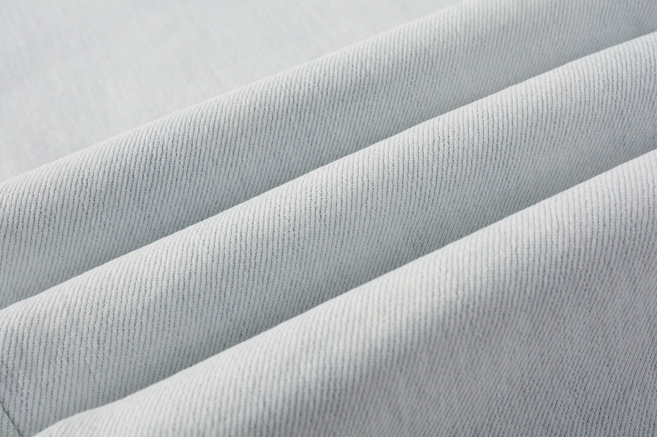 PURPLE  Men Streetwear Skinny Jeans Light Gray Wash with Minimalist Style and Tag Accent 9081